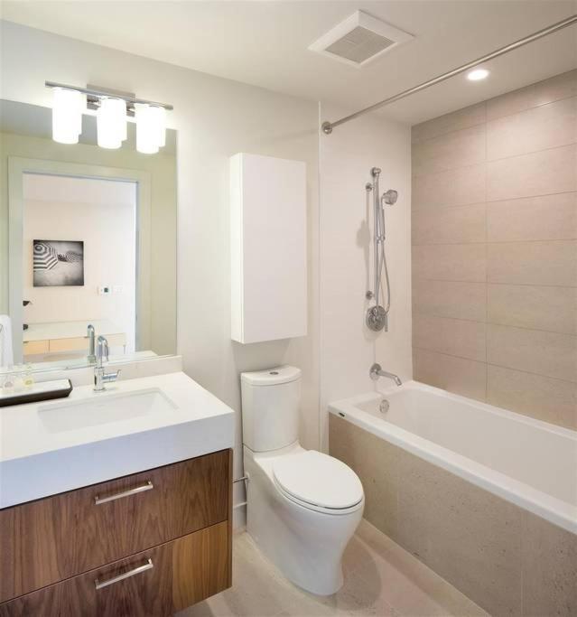 Top Floor 3 Bed 3 Bath Penthouse Living In Luxury Apartment *