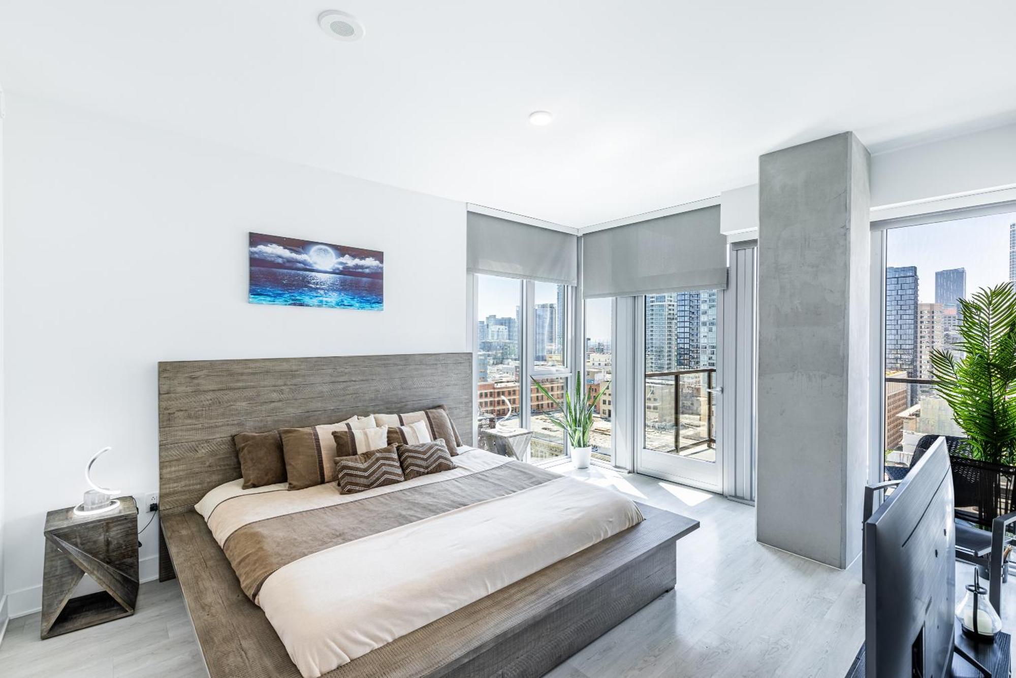 Top Floor 3 Bed 3 Bath Penthouse Living In Luxury Apartment