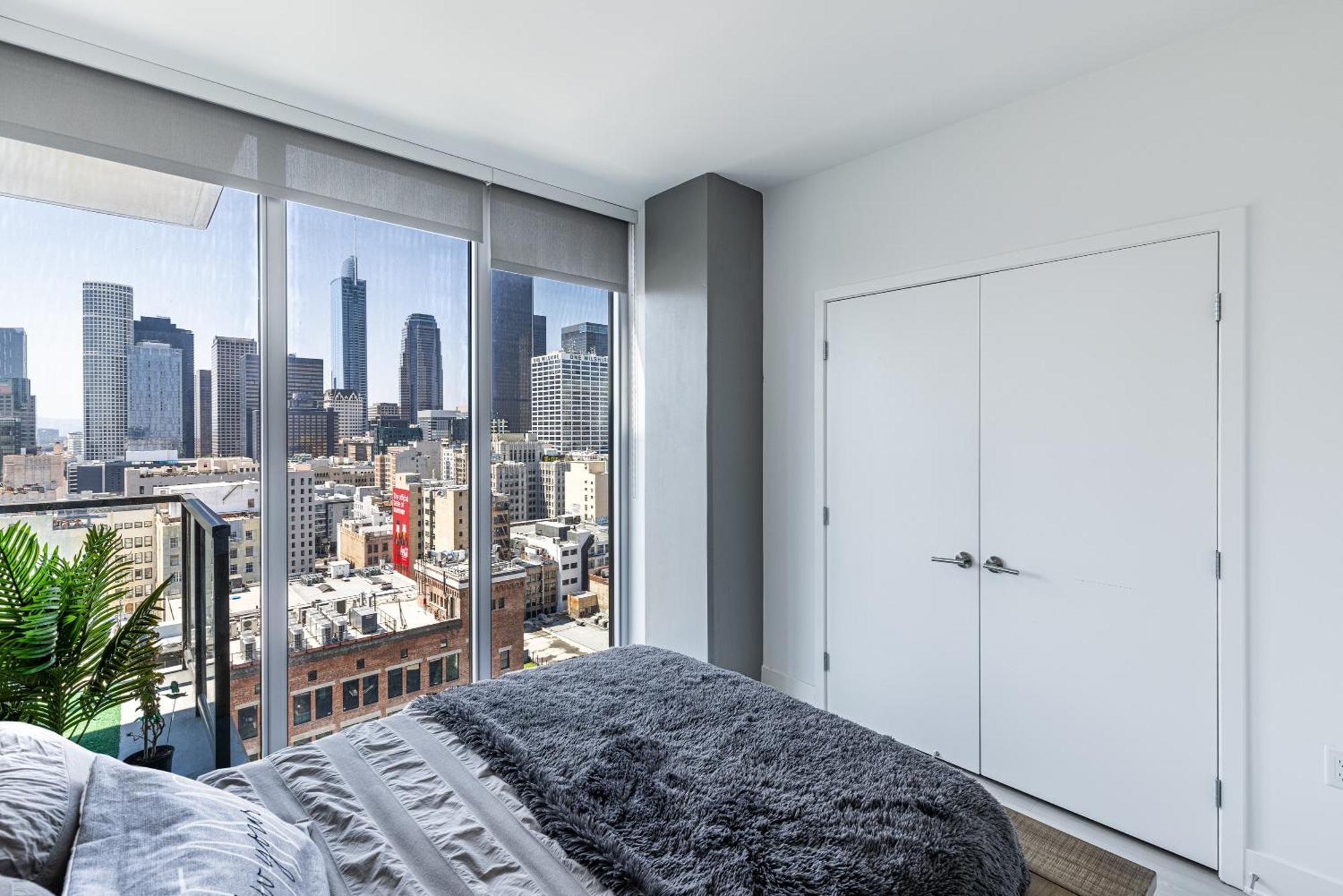 Top Floor 3 Bed 3 Bath Penthouse Living In Luxury Apartment *
