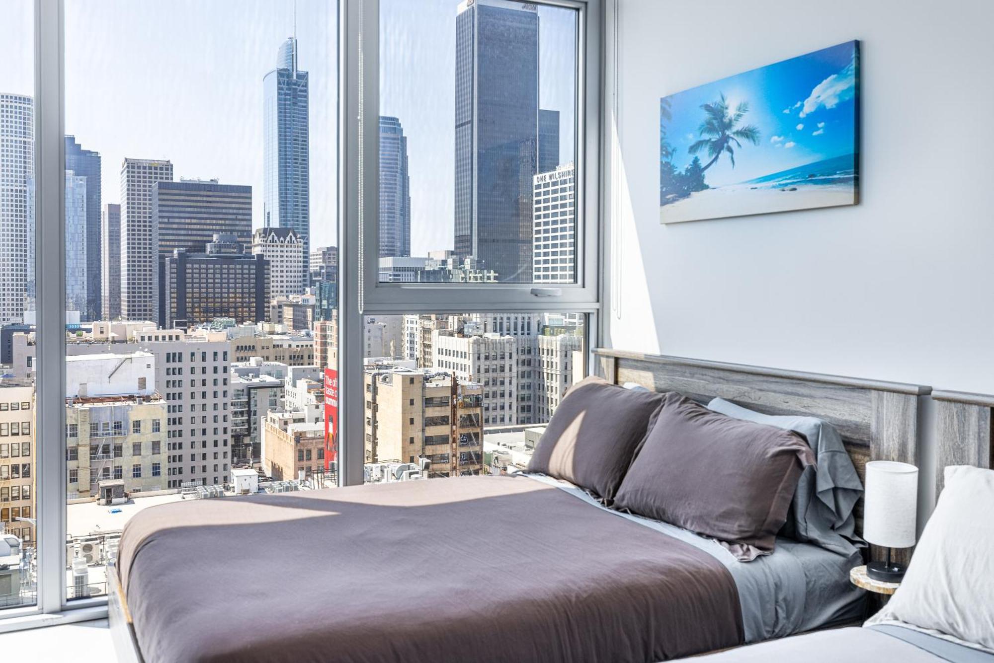 Top Floor 3 Bed 3 Bath Penthouse Living In Luxury Apartment Los Angeles