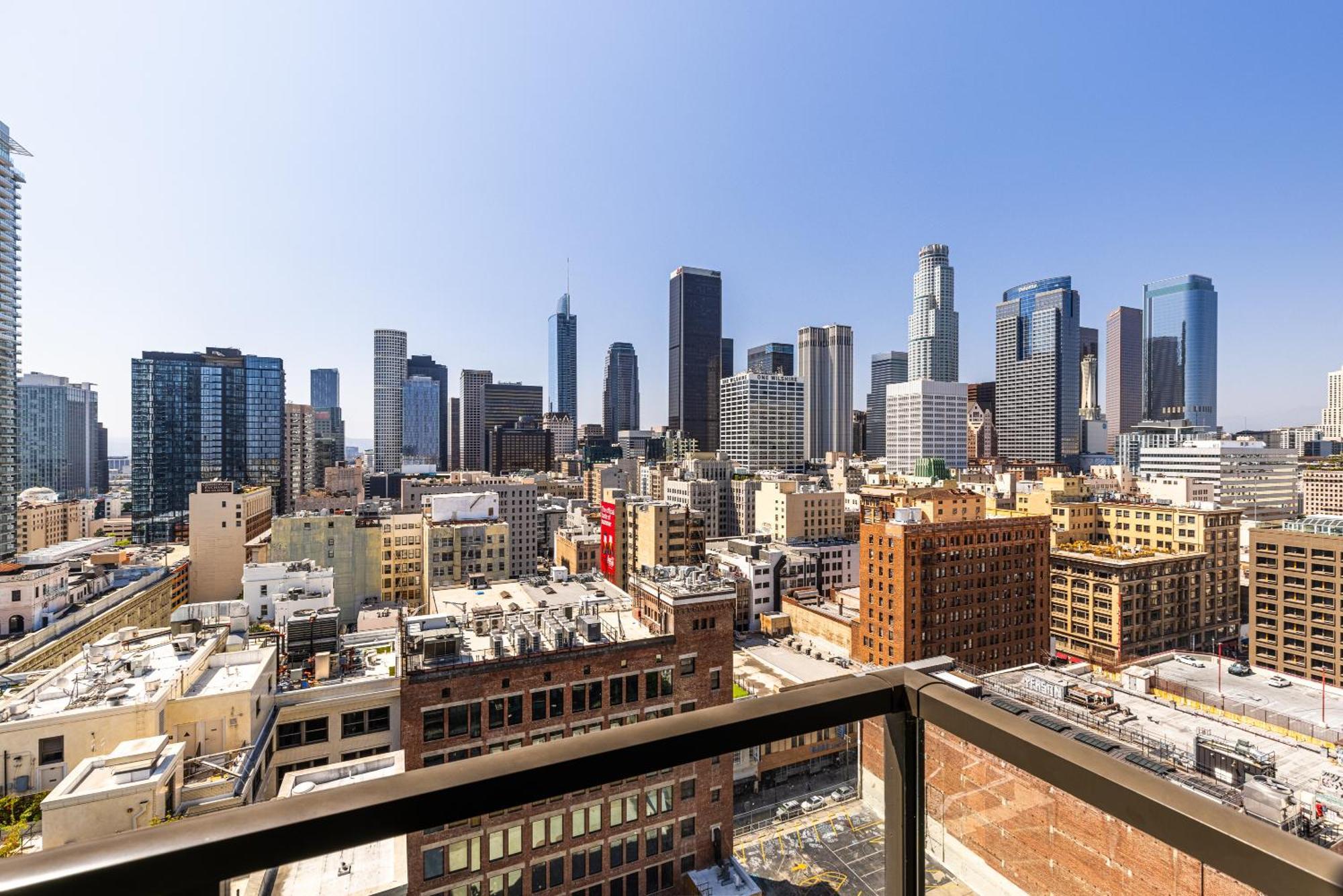 Apartment Top Floor 3 Bed 3 Bath Penthouse Living In Luxury *