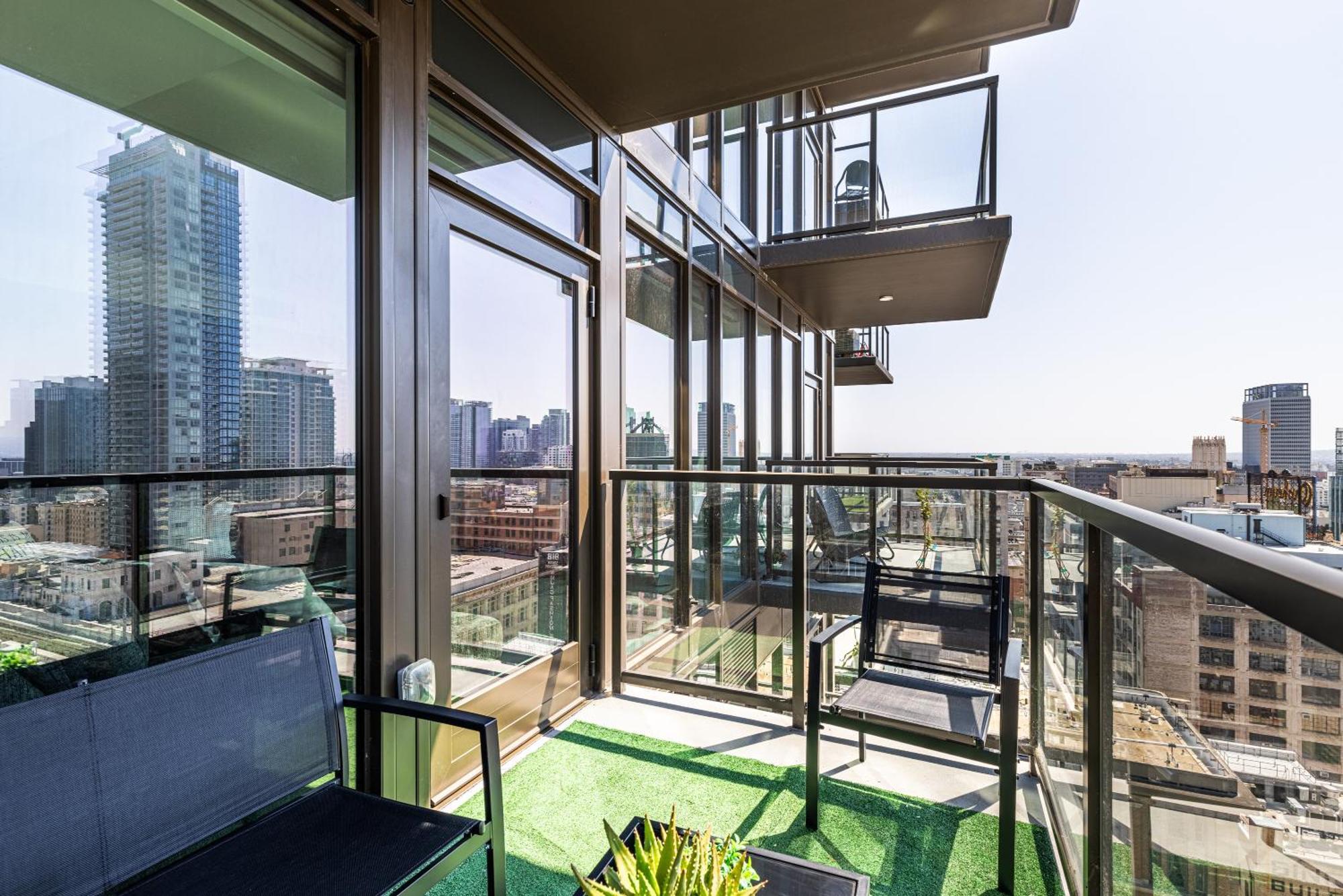 Floor 3 Bed 3 Bath Penthouse Living In Luxury Appartamento